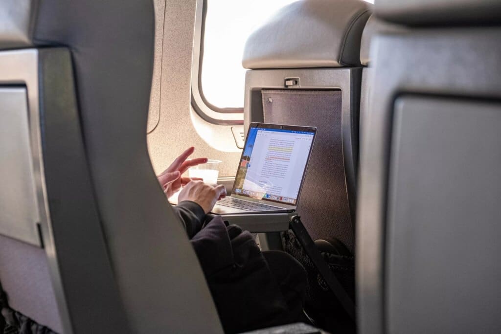 United becomes largest airline to deploy fast Starlink in-flight Wi-Fi
