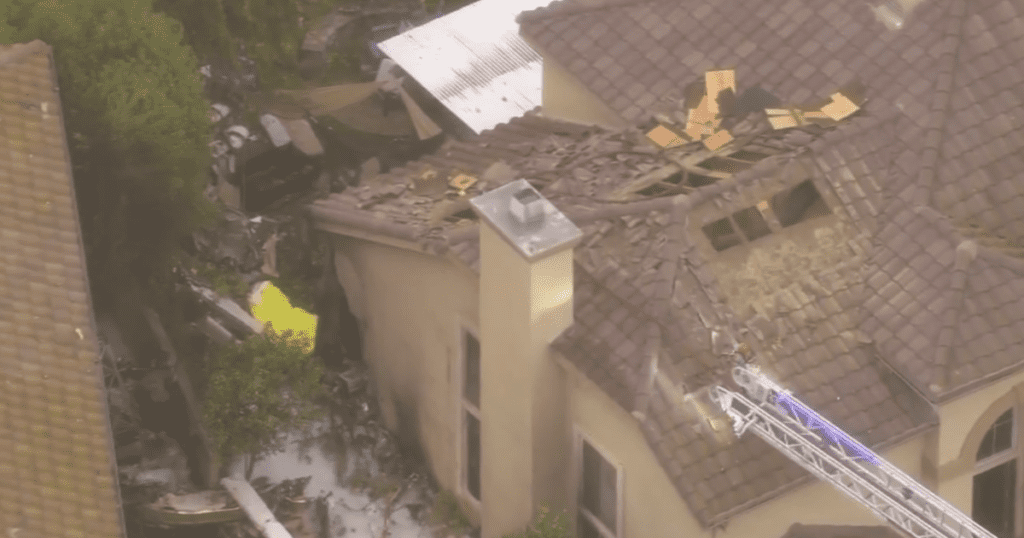 2 killed when small plane crashes into Simi Valley neighborhood