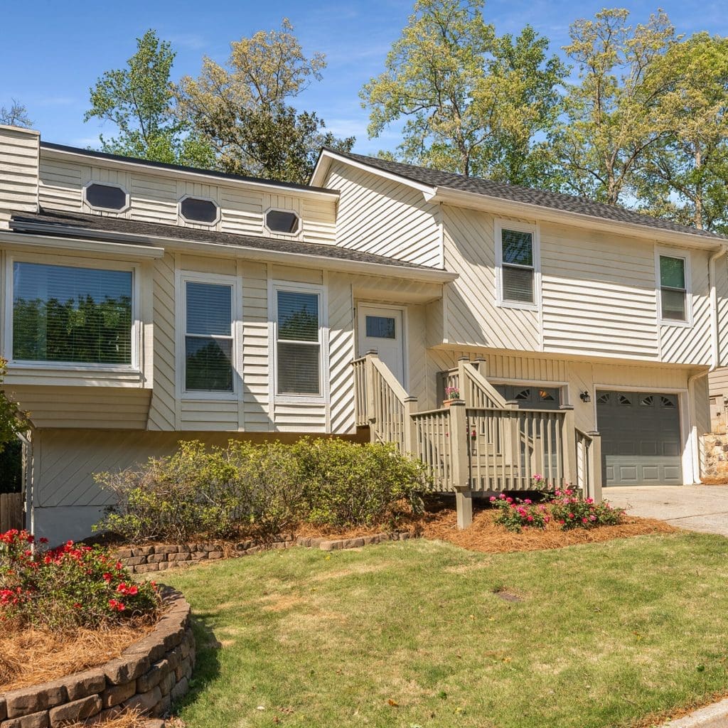 Contemporary Home in the Heart of Brookhaven Contemporary Home in the Heart of Brookhaven
